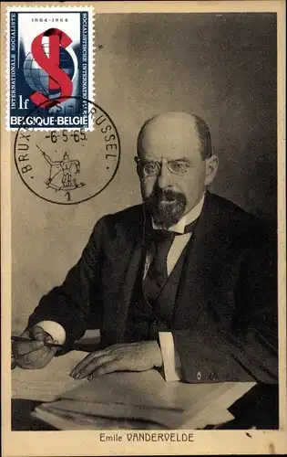 Ak Émile Vandervelde, Politiker, Am Schreibtisch, Dokumente