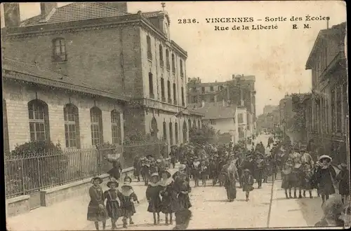 Ak Vincennes Val de Marne, Rue de la Liberte, Sortie des Ecoles