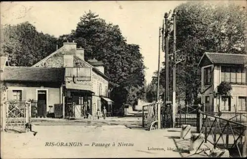 Ak Ris Orangis Essonne, Passage a Niveau, Bahnübergang
