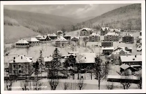 Ak Schmiedeberg im Osterzgebirge, Ansicht des Ortes im Winter