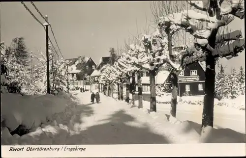 Ak Oberbärenburg Altenberg im Erzgebirge, Straßenpartie im Winter