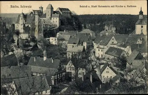 Ak Hohnstein Sächsische Schweiz, Teilansicht mit Schloss Hohnstein, Kirche und Rathaus