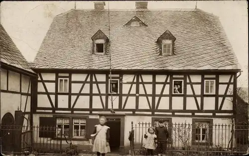 Foto Ak Mittelbach Chemnitz in Sachsen, Wohnhaus mit Kindern