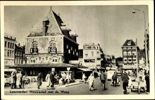 Ak Leeuwarden Friesland Niederlande, Niuewestad met de Waag, Passanten, Straße