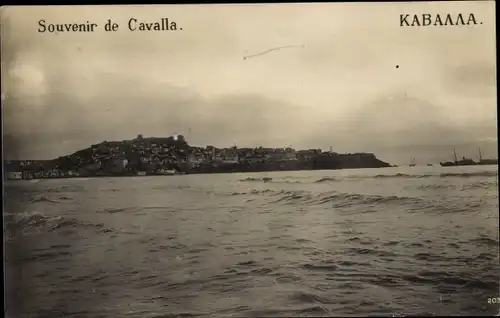 Ak Kavala Griechenland, Fernblick zum Ort vom Meer aus