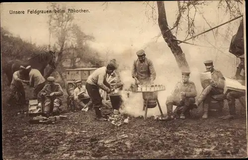 Ak Unsere Feldgrauen beim Abkochen, Deutsche Soldaten in Uniformen, I WK