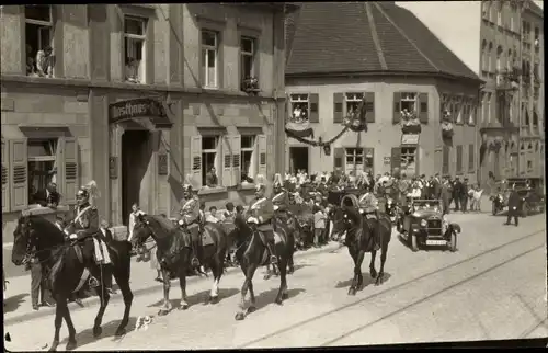 Foto Ak Brötzingen Pforzheim im Schwarzwald, Festumzug im Ort, Gasthaus, Autos, Reiter