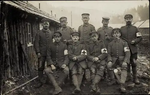 Foto Ak Deutsche Soldaten in Uniformen, Sanitäter, I WK