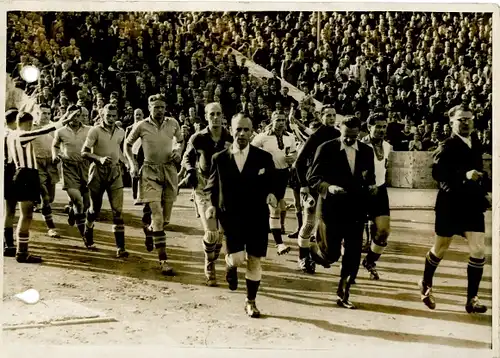 Foto Berlin Olympiastadion, Länderspiel Deutschland Schweden 20.9.1942, Mannschaftseinlauf