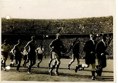 Foto Berlin Olympiastadion, Länderspiel Deutschland Schweden 20.9.1942, Mannschaftseinlauf