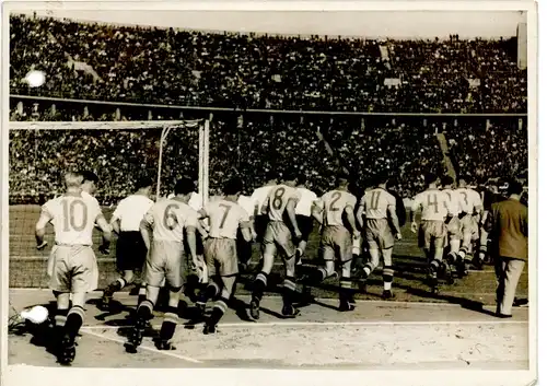 Foto Berlin Olympiastadion, Länderspiel Deutschland Schweden 20.9.1942, Mannschaftseinlauf