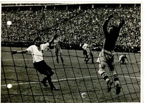 Foto Berlin Olympiastadion, Länderspiel Deutschland Schweden 20.9.1942, Lehner, Torschuss