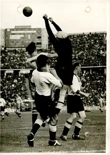 Foto Berlin Olympiastadion, Länderspiel Deutschland Schweden 20.9.1942, Torwart Jahn