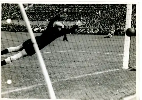 Foto Berlin Olympiastadion, Länderspiel Deutschland Schweden 20.9.1942, Torschuss