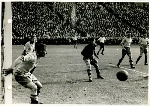 Foto Berlin Olympiastadion, Länderspiel Deutschland Schweden 20.9.1942, Bergquist, Nilsson