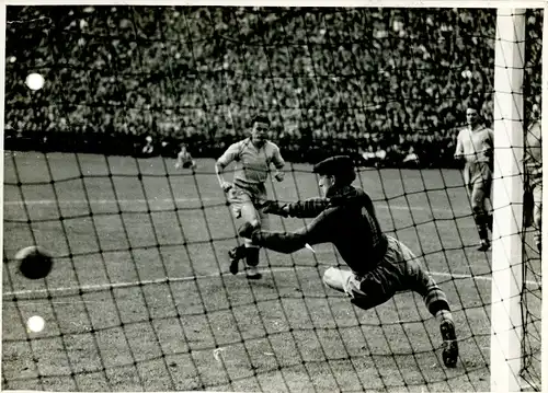 Foto Berlin Olympiastadion, Länderspiel Deutschland Schweden 20.9.1942, Tor für Schweden