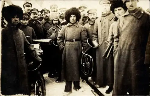 Foto Ak Soldatenverbrüderung, Waffenstillstand Russland Ostfront 1917, I. WK