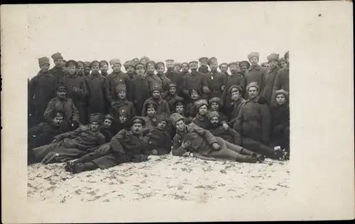 Foto Ak Soldatenverbrüderung, Waffenstillstand Russland Ostfront 1917, I. WK