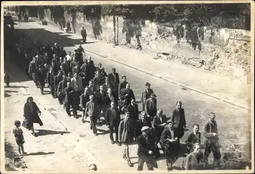 Foto Vor der Währung, Hungermarsch zur Erreichung einer größeren Brotration 1948