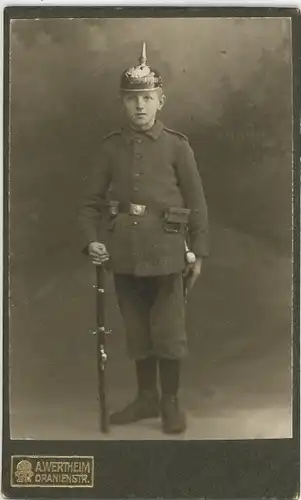 CdV Junge in Uniform, Pickelhaube, Gewehr, 1914