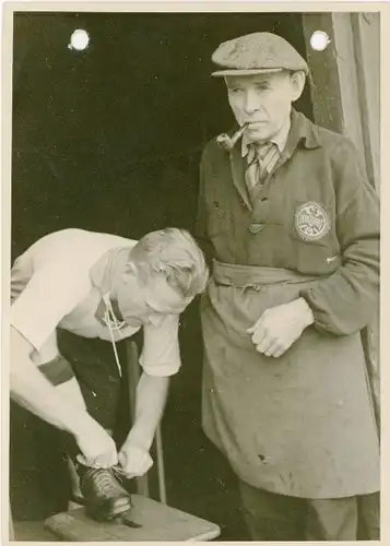 Foto Deutsche Fußball Nationalmannschaft gegen Bulgarien gerüstet, Albert Sing mit Zeugwart, 1942