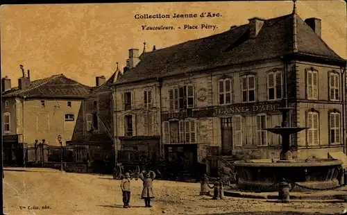 Ak Vaucouleurs Meuse, Place Petry, Hotel Jeanne d'Arc