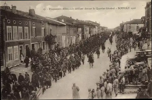 Ak Souilly Lothringen Meuse, Prisonniers Allemands defilant devant le Quartier General, 1916