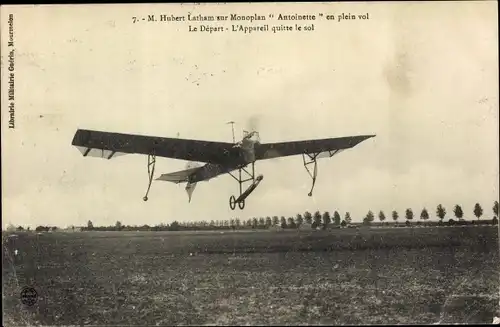 Ak M. Hubert Latham sur Monoplan Antoinette en plein vol, Flugzeug, Flugpionier