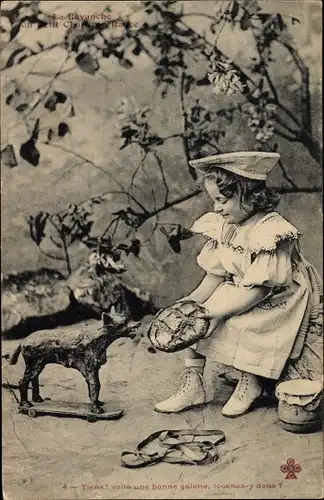 Ak Mädchen versucht, sein Spielzeug mit Brot zu füttern