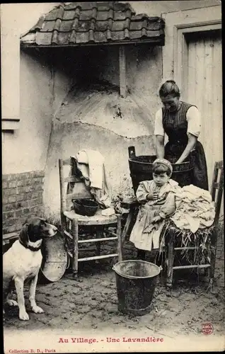Ak Au Village, Une Lavandiere, Frau wäscht Wäsche, Mädchen, Hund