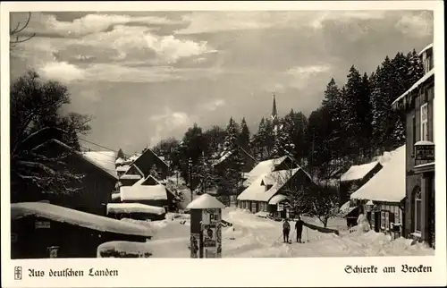 Ak Schierke Wernigerode am Harz, Straßenpartie bei Schnee im Winter, Litfaßsäule