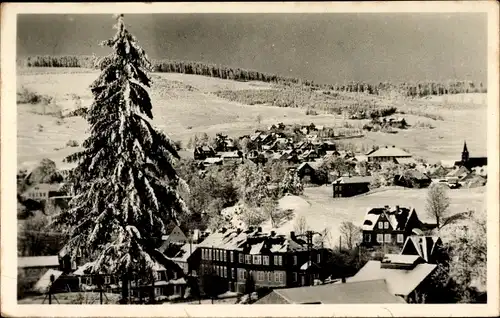 Ak Schmiedefeld am Rennsteig Suhl Thüringen, Blick über den Ort bei Schnee im Winter
