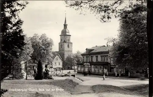 Ak Friedrichroda in Thüringen, Blick zur ev. Kirche, Straßenpartie