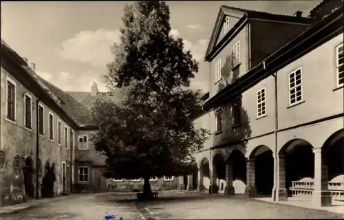 Ak Waltershausen in Thüringen, Schloss Tenneberg, im Schlosshof