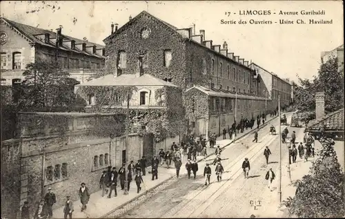 Ak Limoges Haute Vienne, Avenue Garibaldi, Usine Ch. Haviland, Sortie des Ouvriers