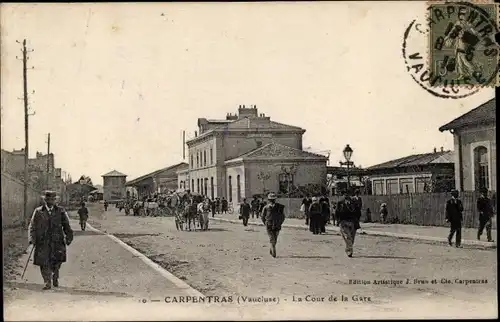Ak Carpentras Vaucluse, La Cour de la Gare