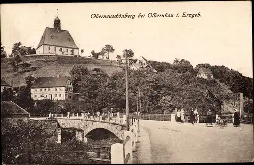 Ak Oberneuschönberg Olbernhau im Erzgebirge Sachsen, Straßenpartie mit Frauen und Kindern, Brücke