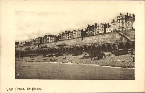 Ak Brighton East Sussex England, East Front, Strand, Uferstraße