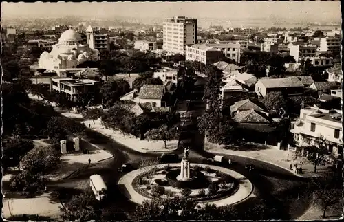 Ak Dakar Senegal, Kreisverkehr, Statue, Gesamtansicht