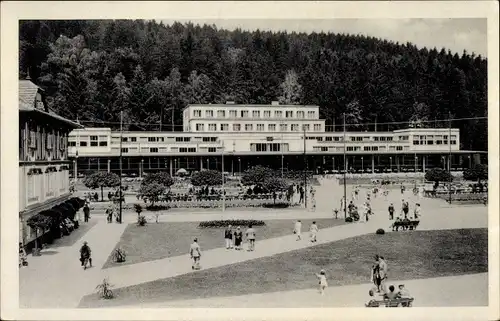 Ak Luhačovice Bad Luhatschowitz Region Zlin, Gesellschaftshaus, Park, Spaziergänger