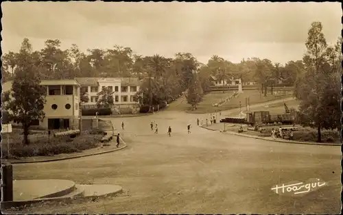 Ak Yaoundé Jaunde Kamerun, La Tresorerie et le Monument aux Morts