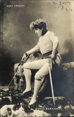 Ak Schauspielerin Sarah Bernhardt, Dans l'Aiglon, Portrait in Uniform