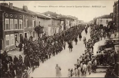 Ak Souilly Lothringen Meuse, Prisonniers Allemands defilant devant le Quartier General, 1916