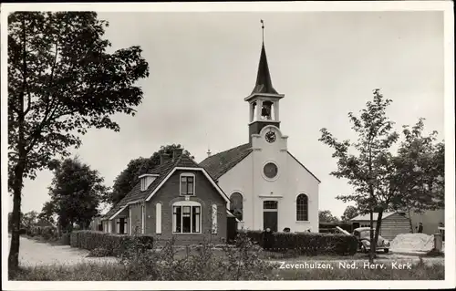 Ak Zevenhuisen Groningen Niederlande, Ned. Herv. Kerk, Gesamtansicht