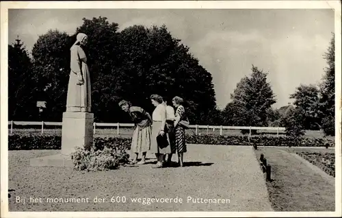 Ak Putten Gelderland, Bij het monument der 600 weggevoerde Puttenaren