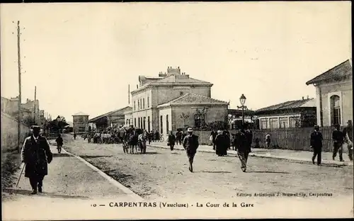 Ak Carpentras Vaucluse, La Cour de la Gare