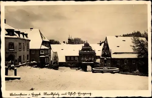 Ak Lauenstein Altenberg im Erzgebirge, Marktplatz mit Schloss Eingang im Winter