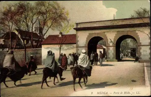 Ak Medea Algerien, Porte de Blida, Straßenpartie, Tor, Männer auf Eseln