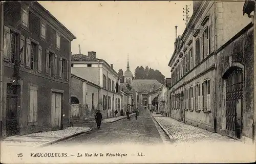 Ak Vaucouleurs Meuse, La Rue de la Republique