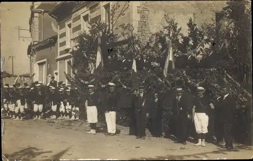 Foto Ak Saint Maurice sous les Côtes Meuse, Fest, Männer in Uniformen mit Fahnen